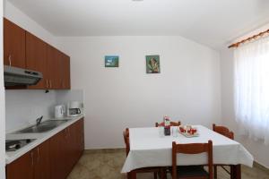 Η κουζίνα ή μικρή κουζίνα στο Two-Bedroom Apartment in Silo VII +13 φωτογραφίες