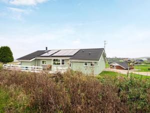 ノーポにある6 person holiday home in Nordborgの太陽屋根の田舎