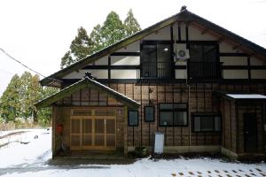 a house in the snow with at 能生の家 in Itoigawa