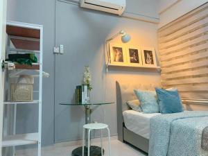 a small bedroom with a bed and a table at Maya Homestay Putrajaya Unit Dua in Putrajaya