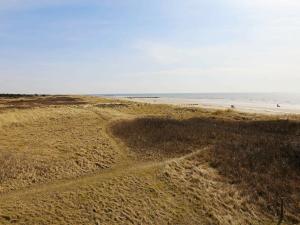 ブラーバンドにある6 person holiday home in Bl vandの海を背景にした空の海岸