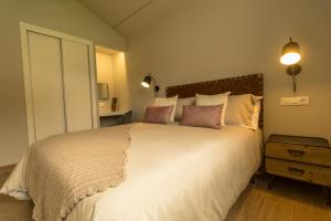 A bed or beds in a room at Alto da Pousa