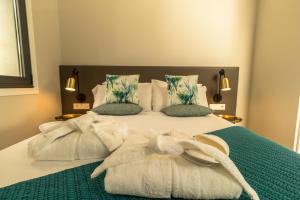 A bed or beds in a room at Alto da Pousa