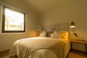 A bed or beds in a room at Alto da Pousa