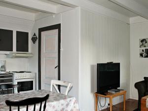 TV a/nebo společenská místnost v ubytování Three-Bedroom Holiday home in Vågland + 37 fotografií