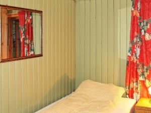 Cama o camas de una habitación en Three-Bedroom Holiday home in Vågland