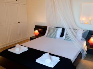 A bed or beds in a room at Villa in Mykonos near Agios Sostis Beach
