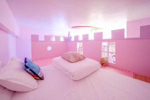 Ein Bett oder Betten in einem Zimmer der Unterkunft 宜蘭1955親子民宿一館