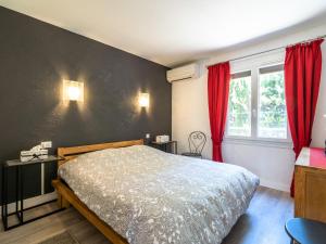 RoquebrunにあるBeautiful villa with private heated poolのベッドルーム(ベッド1台、赤いカーテン付)