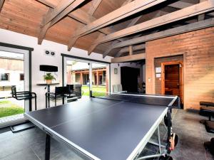 Stolní tenis v ubytování Villa in Manhay with Private Pool nebo okolí