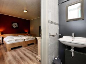 Vannas istaba naktsmītnē Villa in the Ardennes with fitness room and sauna