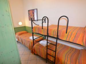 Dos literas en una habitación pequeña con en Resort Apartment with Pool, en Lido di Spina