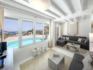 カラファティスにあるBeautiful large luxury villa in Mykonosの海の景色を望むリビングルーム