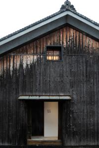 萩市にあるHagi Kannuki 168 -萩 閂いろは-の窓と扉のある木造納屋
