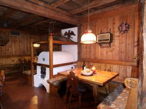 una habitación con una mesa y una cama en una cabaña en Oberwirtshof, en Rifiano