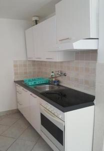 Ett kök eller pentry på Apartments Dobri - 500m from beach