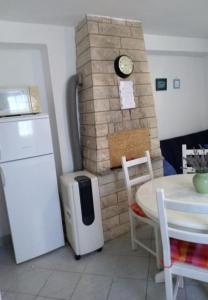 Ett kök eller pentry på Apartments Dobri - 500m from beach