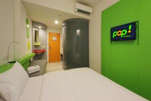 Rúm í herbergi á POP! Hotel BSD City Tangerang
