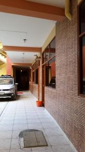 un edificio con un coche aparcado en un aparcamiento en Hotel Manantial en Churín