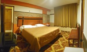 1 dormitorio con 1 cama grande en una habitación en Hotel Manantial en Churín