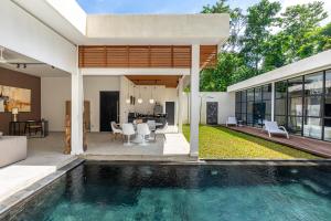 une maison avec une piscine et une terrasse dans l'établissement Rouge - Loft Mango, à Ubud
