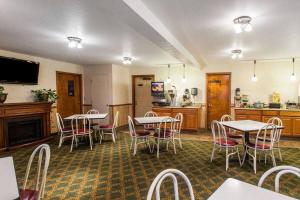 un restaurante con mesas y sillas y una cocina en Quality Inn & Suites Goldendale, en Goldendale
