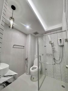 ein Bad mit einem WC und einem Waschbecken in der Unterkunft Topnorth Hotel Maesai in Mae Sai