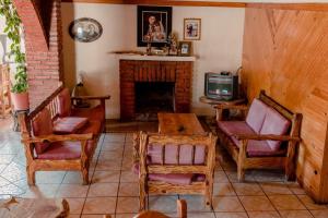 a living room with a fireplace and a tv at Cabañas De Lolita En Barrancas del cobre in Areponapuchi