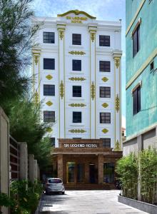 um edifício branco com uma placa para um hotel em SK LEGEND VUNG TAU HOTEL em Vung Tau