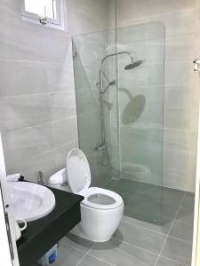 a bathroom with a toilet and a shower and a sink at BIỂN ĐỒI Bungalow in Phú Quốc