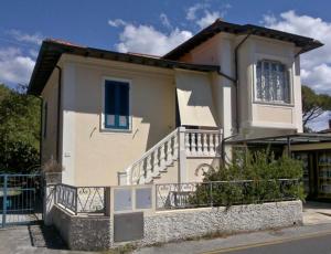 een huis met een balkon en een trap erop bij Il Pozzetto Home Resort in Pietrasanta