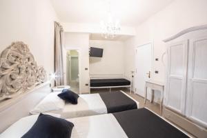 A bed or beds in a room at Residenza Florentia Még 37 kép