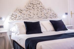 A bed or beds in a room at Residenza Florentia