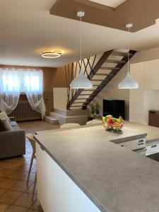 cocina y sala de estar con encimera grande en Villa Zarina - ZAvillas - up to 12 people, en Peschiera del Garda