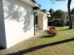 Casa blanca con porche y patio en Villa Stella, en Bibione