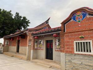 un edificio in mattoni rossi con tetto cinese di The Chen Story II a Jincheng