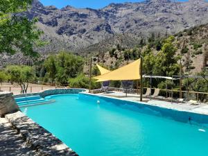 a swimming pool with mountains in the background at Refugio Piedra Madre in San José de Maipo