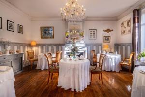 a large dining room with a table and chairs at Le Pavillon des Lys in Amboise