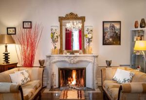 a living room filled with furniture and a fire place at Le Pavillon des Lys in Amboise