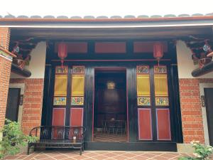 金城鎮的住宿－小陳故事金門古厝民宿，拥有红色和黄色门的建筑入口