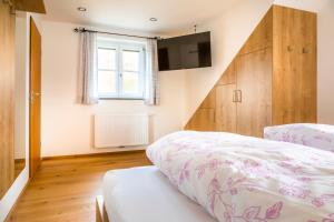 um pequeno quarto com uma cama e uma janela em Biohof Untergrabenbauer em Lidaun