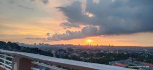vista sullo skyline della città al tramonto di 723 Moonlight Place 321-FREE WIFI ad Antipolo