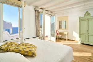 Кровать или кровати в номере Arte & Mare Elia Luxury Suites and Villas