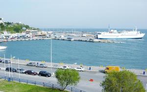 una grande nave da crociera è ormeggiata in un porto di Hotel Avra by Smile hotels a Rafina