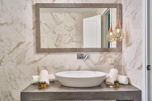 Ванная комната в Arte & Mare Elia Luxury Suites and Villas