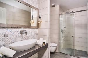 Ванная комната в Arte & Mare Elia Luxury Suites and Villas