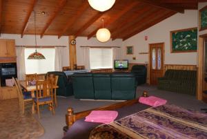 ein Wohnzimmer mit einem Sofa und einem Tisch in der Unterkunft AAA Granary Accommodation in Promised Land