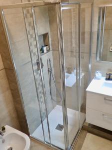 um chuveiro com uma porta de vidro na casa de banho em Sanremo Dream - Teo House em Sanremo