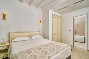 Кровать или кровати в номере Arte & Mare Elia Luxury Suites and Villas