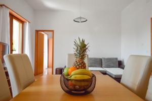 un bol de fruta en una mesa en la sala de estar en Apartments Turić, en Promajna